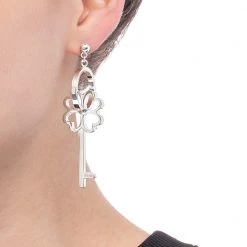 Γυναικεία ατσάλινα σκουλαρίκια FOLLI FOLLIE ON KEY ασημί -Γυναικεία Αξεσουάρ Κατάστημα 1713908.0 0000 2 folli follie γυναικεία ατσάλινα σκουλαρίκια folli follie on key ασημί x1000